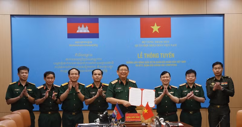 Deputy Chief of the General Staff of the VPA Sen. Lieut. Gen. Huynh Chien Thang signs a document on putting the hotline between the General Staff of the Vietnam People's Army and the High Command of the Royal Cambodian Armed Forces into use (Photo: VNA)