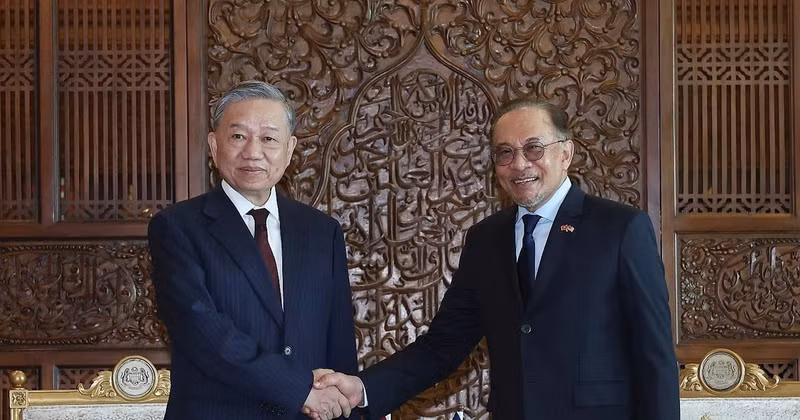 General Secretary of the Communist Party of Vietnam (CPV) Central Committee To Lam (L) and Malaysian Prime Minister Anwar Ibrahim. (Photo: VNA) 