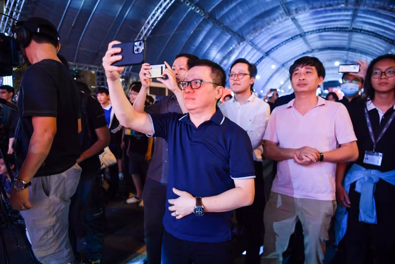 Journalist Le Quoc Minh, Chairman of the Vietnamese Journalists’ Association, also joined the special music night. Journalist Le Quoc Minh, Chairman of the Vietnamese Journalists’ Association, also joined the special music night.