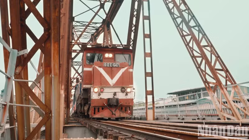 The train takes people to both the old traces of memories and the present day.