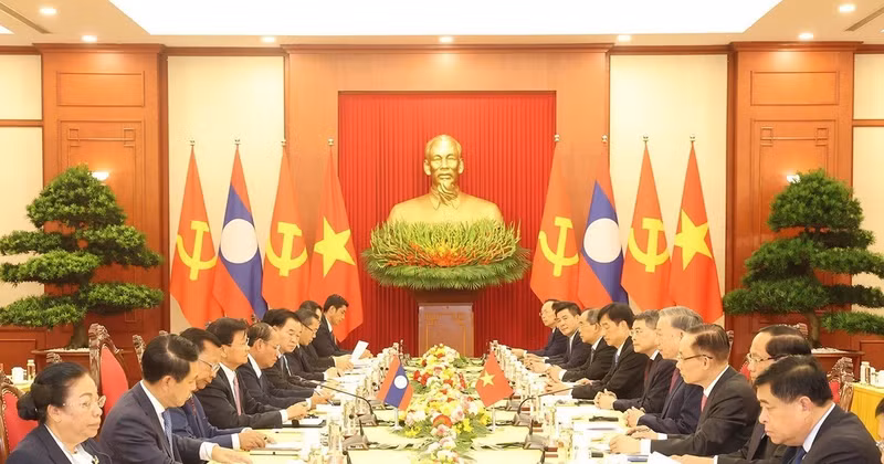 An overview of the talks between General Secretary of the Communist Party of Vietnam (CPV) Central Committee and President of Vietnam To Lam and visiting General Secretary of the Lao People’s Revolutionary Party (LPRP) Central Committee and President of Laos Thongloun Sisoulith. (Photo: VNA) 