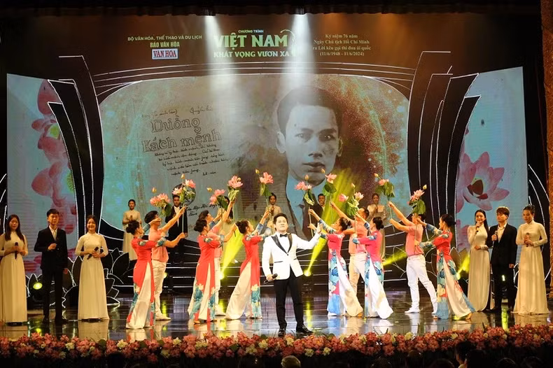 The programme features many elaborately staged art performances. (Photo: Tran Huan)