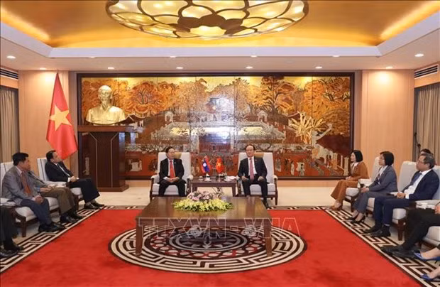 Chairman of the Hanoi People's Council Nguyen Ngoc Tuan (centre, right) and visiting Vice President of the Lao National Assembly (NA) Chaleun Yiapaoher at their meeting on January 5, 2024. (Photo: VNA)