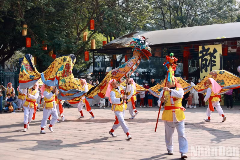 In addition, there are also artistic activities to serve the visitors’ demand on the occasion of the lunar new year.