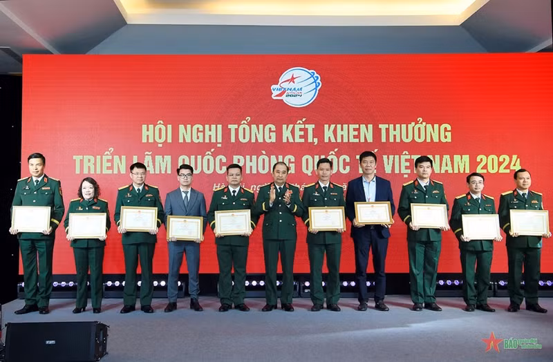 Senior Lieutenant General Phung Si Tan presents the Certificates of Merit from Chief of the General Staff of the Vietnam People's Army's to the collectives that achieved outstanding results at the expo. Senior Lieutenant General Phung Si Tan presents the Certificates of Merit from Chief of the General Staff of the Vietnam People's Army's to the collectives that achieved outstanding results at the expo.