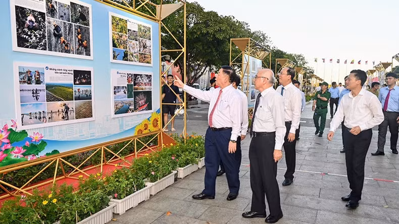 The leaders visit the exhibition.