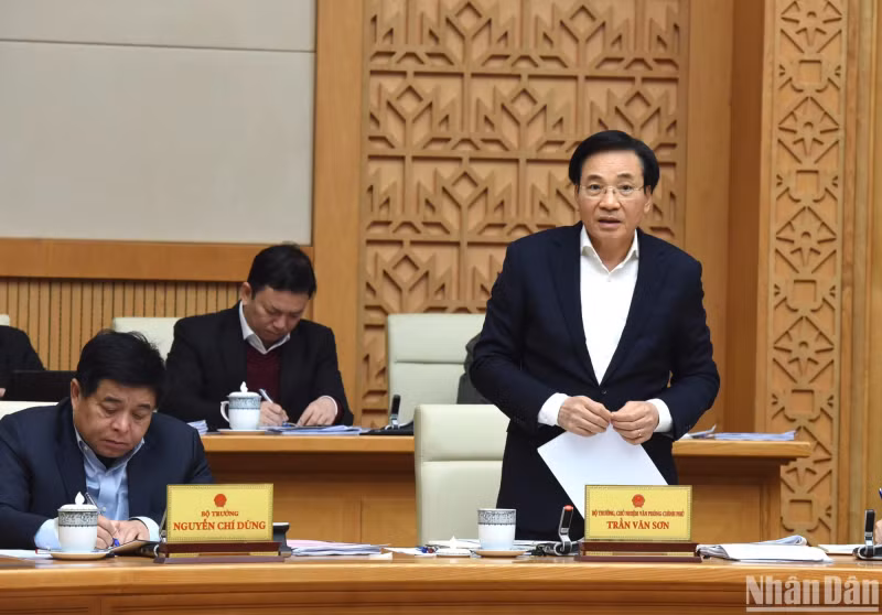 Minister-Chairman of the Government Office Tran Van Son speaks at the meeting.