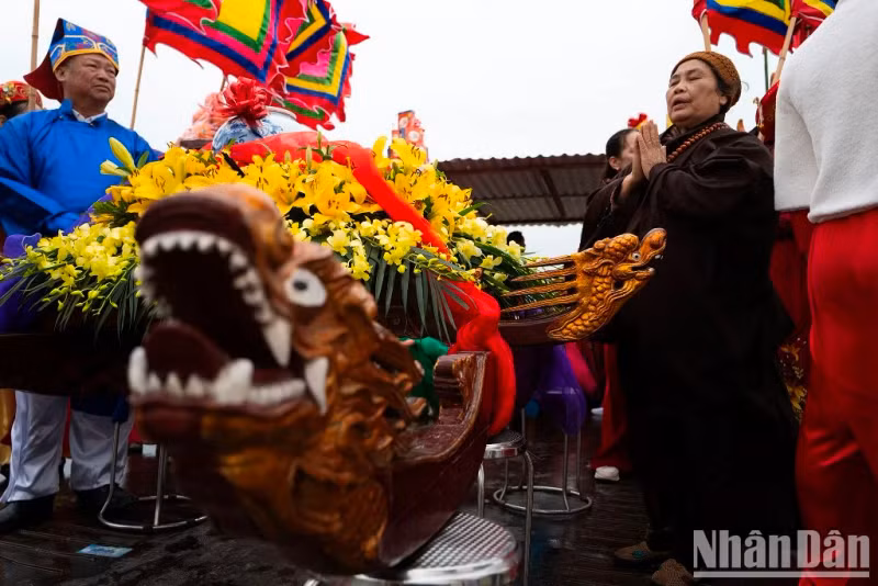 An old woman prays for peace and prosperity.