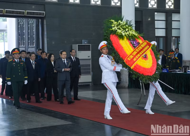 The delegation of the National Assembly of the Socialist Republic of Vietnam, led by National Assembly Chairman Tran Thanh Man, pays respects to General Nguyen Quyet.