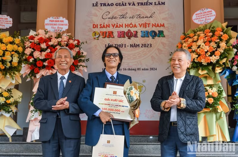 Painter Lai Lam Tung is honoured with the Award of Excellence. (Photo: THANH DAT)