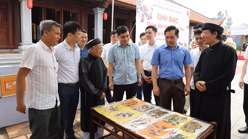 Many unique Dong Ho folk paintings are introduced at the market.