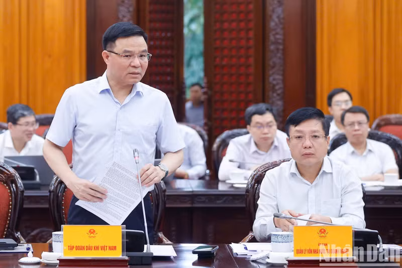 Chairman of the Board of Members of Vietnam Oil and Gas Group (PVN) Le Manh Hung speaks at the meeting.