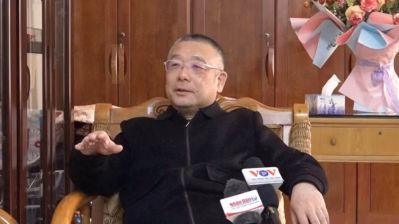 Wei Xiaoyi is granting an interview with Nhan Dan Newspaper’s reporters.