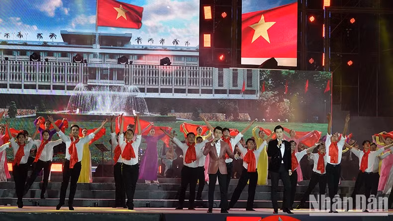 Singers Ho Trung Dung and Dao Mac perform the songs "Gui Nang Cho Em" (Sending you sunshine) with music by Pham Tuyen and poetry by To Huu) and "Mua xuan tren thanh pho Ho Chi Minh (Spring in Ho Chi Minh City) by Xuan Hong.