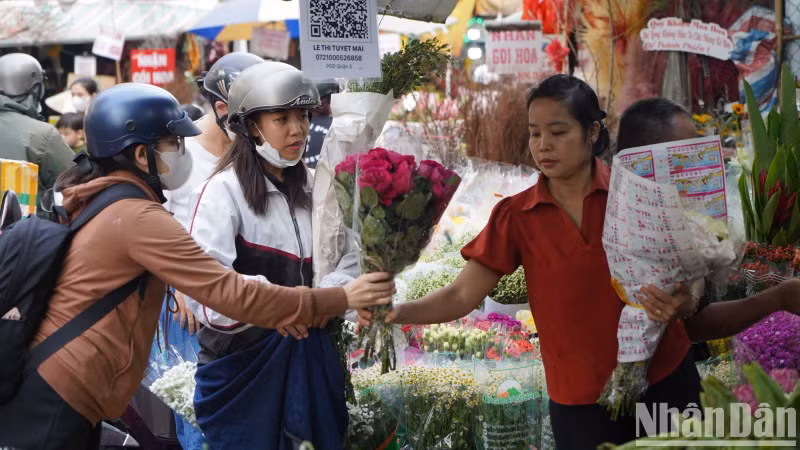 This year, due to the difficulties in economic situation, people's demand for flowers is lower than last year, a small trader shared.