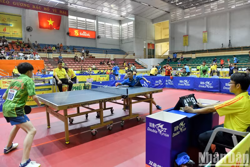 Dinh Anh Hoang, also known as Hoang "Max", still maintains his passionate playing style. Dinh Anh Hoang, also known as Hoang "Max", still maintains his passionate playing style.
