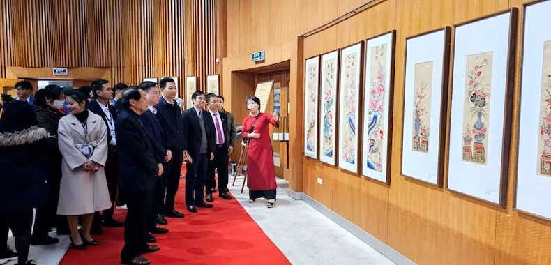 The delegates visit the exhibition.