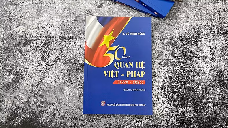 The cover of the book "50 Years of Vietnam-France Relations (1973-2023)" The cover of the book "50 Years of Vietnam-France Relations (1973-2023)"