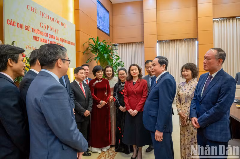 The NA leader discusses with ambassadors and heads of Vietnam's representative offices abroad at the meeting.
