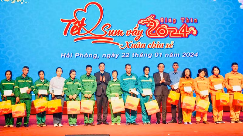 Deputy PM Tran Luu Quang presents Tet gifts to policy beneficiaries and workers in Hai Phong City.