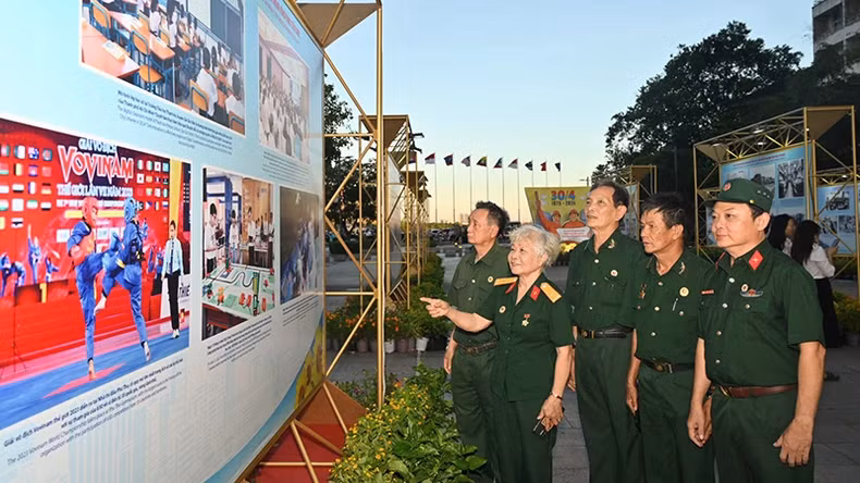 The delegates visit the exhibitions. (Photo: QUOC THANH)