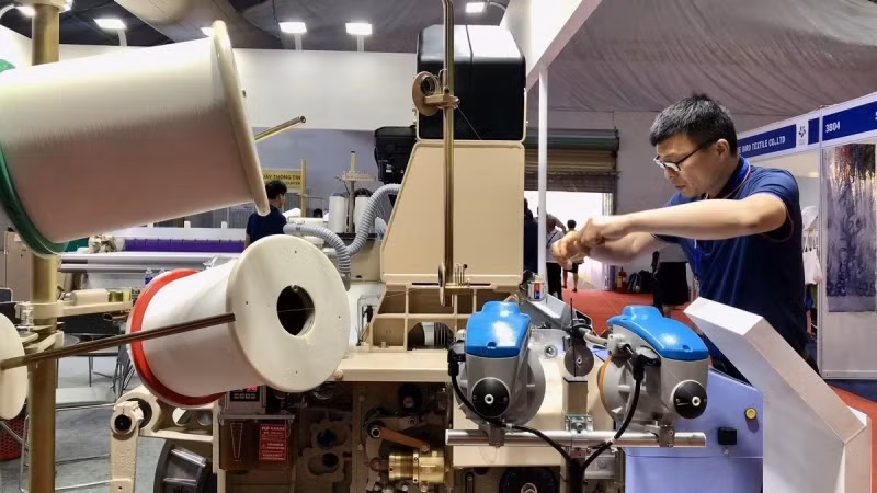 Strict regulations from the EU require the Vietnamese textile and garment sector to have a strong transformation towards greening and sustainable development. (Illustration photo: VNA)