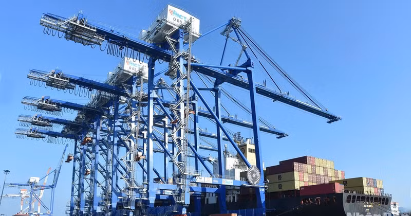 Cargo handling at Lach Huyen Port, Hai Phong City. (Photo: TRAN HAI)