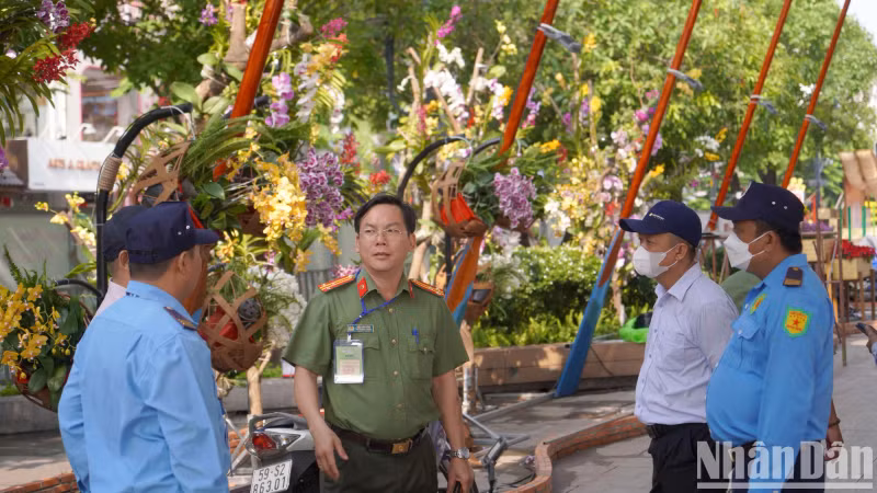 Before the opening, the City’s authorities came to inspect the arrangement work for the flower street.