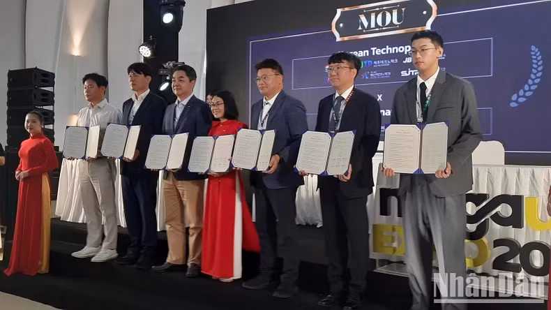 The signing ceremony of memoranda of understanding between the RoK and Vietnamese agencies at the event. (Photo: NDO) The signing ceremony of memoranda of understanding between the RoK and Vietnamese agencies at the event. (Photo: NDO)