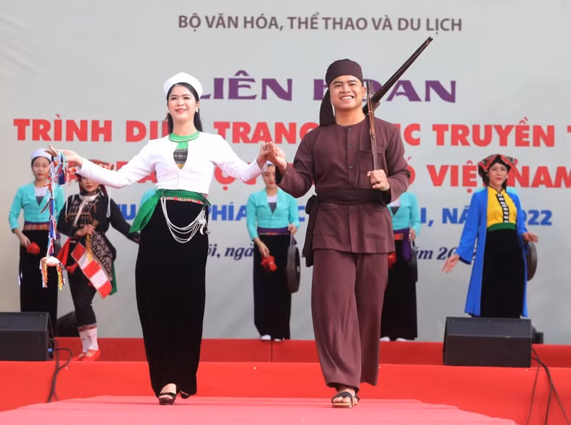 The costumes of Muong ethnic men and women