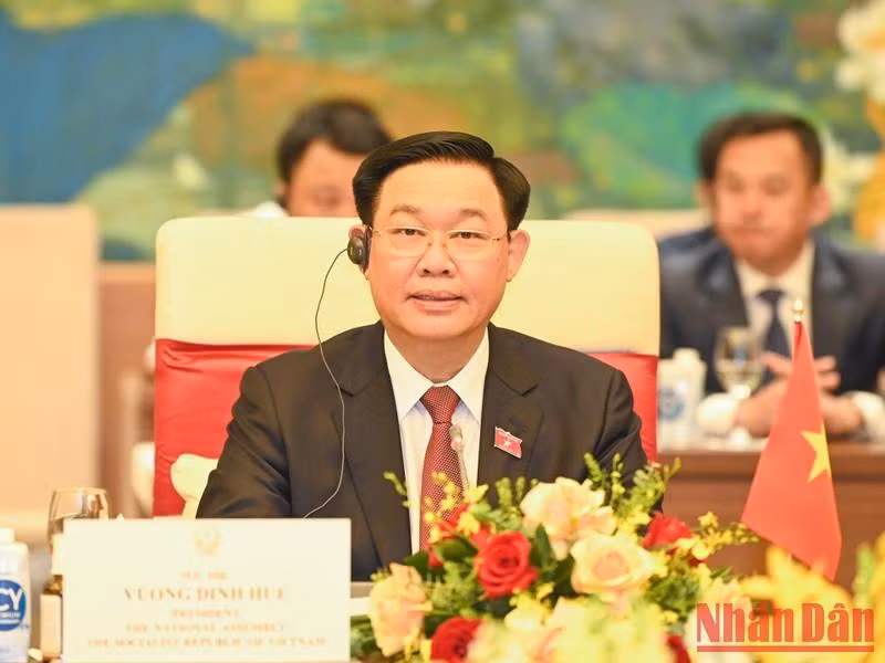 NA Chairman Vuong Dinh Hue speaks at the talks. (Photo: NDO)
