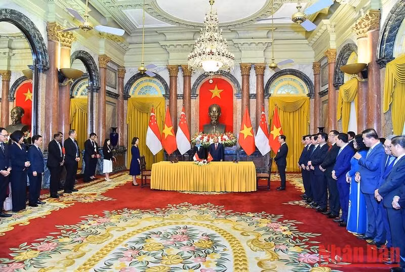 An overview of the signing ceremony for the cooperation and investment agreements between Vietnam and Singapore.