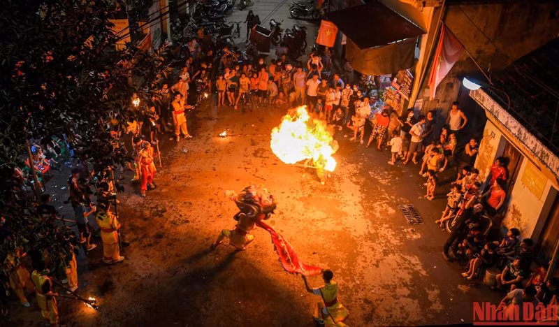 On the occasion of the annual Mid-Autumn Festival, the youth union of Cao Ha Village formed a lion dance group with 15 members. On the occasion of the annual Mid-Autumn Festival, the youth union of Cao Ha Village formed a lion dance group with 15 members.