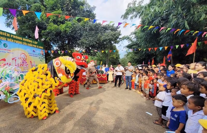 Children enjoys a performance of dragon dance. (Photo: NDO)