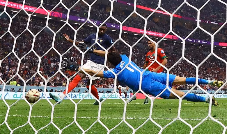 France's Randal Kolo Muani scores their second goal past Morocco's Yassine Bounou. (Photo: REUTERS) France's Randal Kolo Muani scores their second goal past Morocco's Yassine Bounou. (Photo: REUTERS)