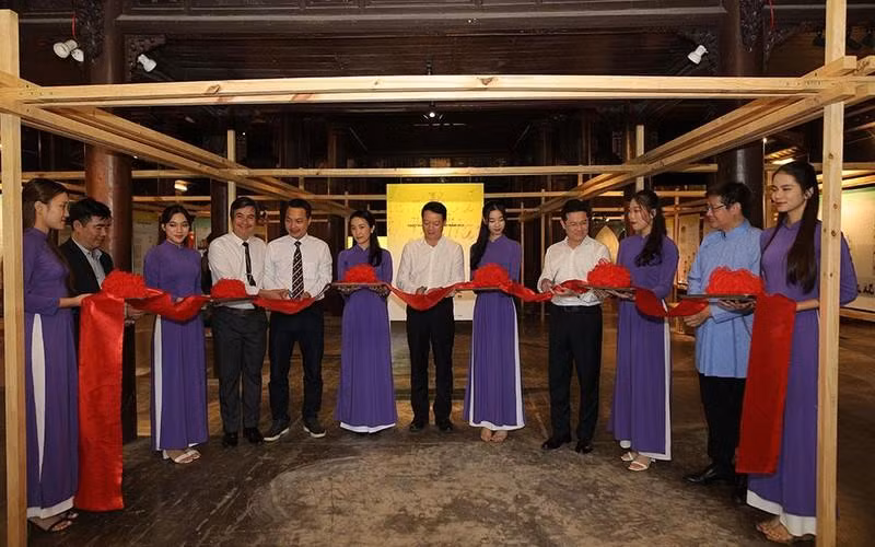 The ribbon cutting ceremony to open the 2022 Vietnam Design Week (Photo: Vietnam Design Week)