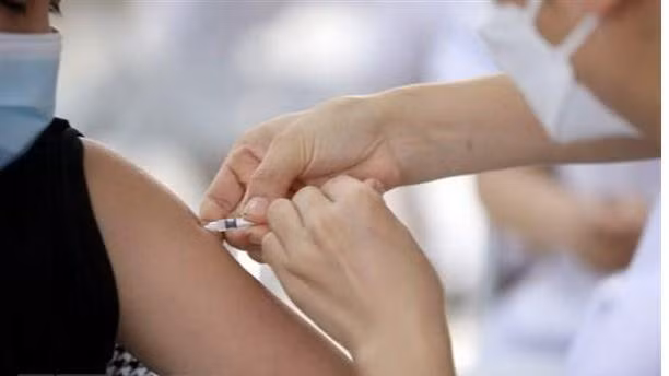 COVID-19 vaccination (Photo: VNA) 
