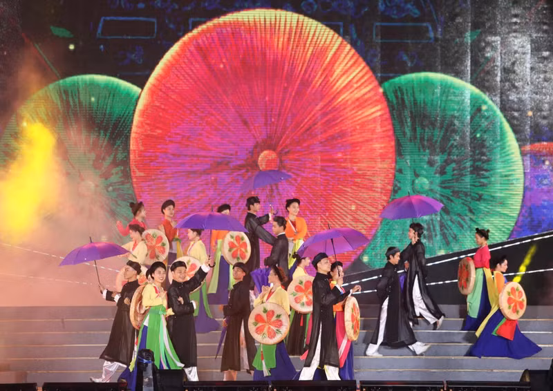 The image of 'non quai thao' (a kind of conical hat with a fringe hanging on both sides)