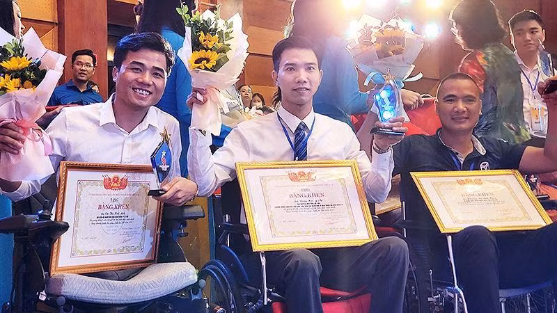 The delegates are honoured at the ceremony. (Photo: NDO)