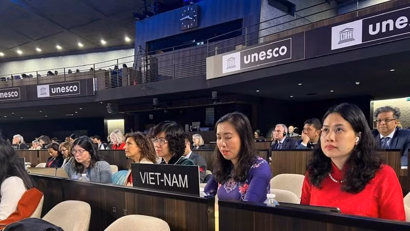 Vietnamese delegation at the 215th Session of the Executive Board of the UNESCO (Photo: Ministry of Foreign Affairs)