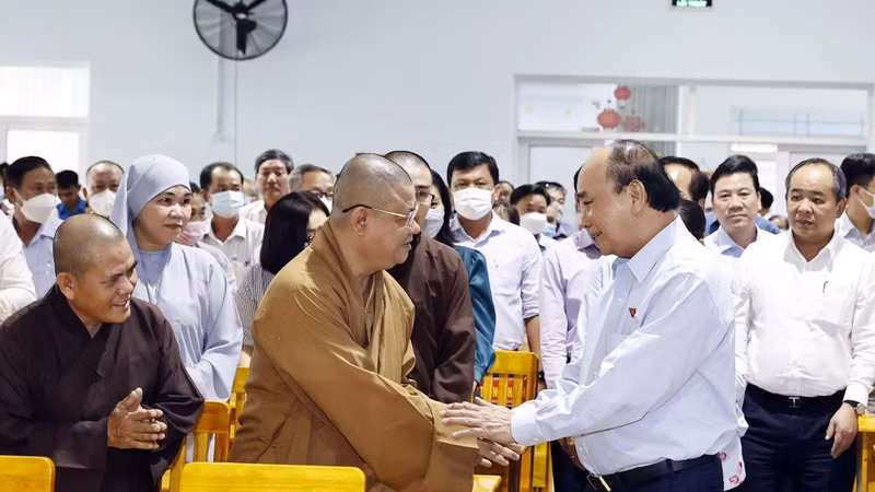 President Nguyen Xuan Phuc (R) meets voters in Ho Chi Minh City on October 12. (Photo: VNA)