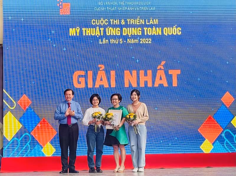 A group of artists receive the first prize in the category of creative designs. (Photo: hanoimoi.com.vn) A group of artists receive the first prize in the category of creative designs. (Photo: hanoimoi.com.vn)