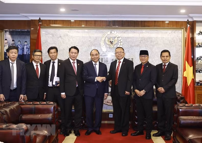 President Nguyen Xuan Phuc (third from left) and Deputy Speaker of the People's Consultative Assembly (MPR) of Indonesia Arsul Sani. (Photo: VNA)