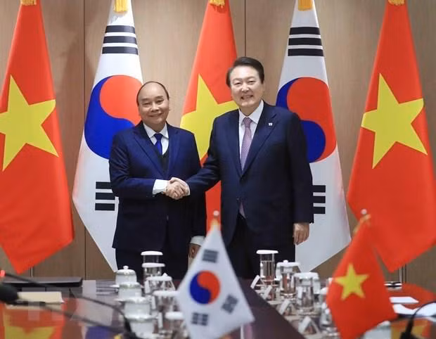 Vietnamese President Nguyen Xuan Phuc (L) and RoK President Yoon Suk-yeol (Photo: VNA) Vietnamese President Nguyen Xuan Phuc (L) and RoK President Yoon Suk-yeol (Photo: VNA)