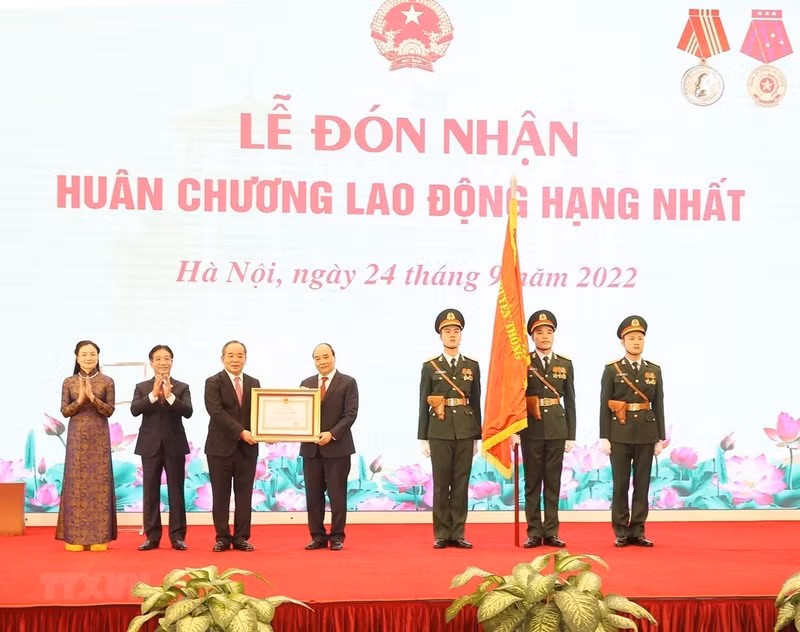 President Nguyen Xuan Phuc presents first-class Labour Order to the Presidential Office. (Photo: VNA) President Nguyen Xuan Phuc presents first-class Labour Order to the Presidential Office. (Photo: VNA)