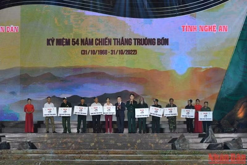 Ten houses of gratitude were handed over to ten policy beneficiary families. (Photo: NDO)