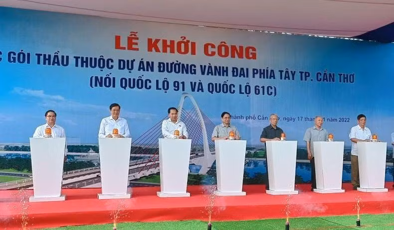 Prime Minister Pham Minh Chinh (middle) and other delegates at the ceremony (Photo: NDO)