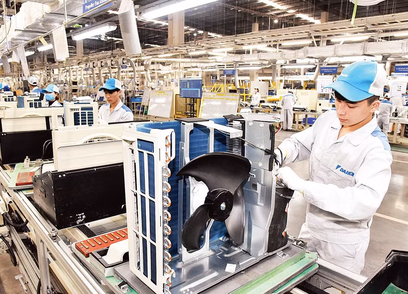 The government has implemented a system of solutions to solve difficulties for businesses. (Photo: Workers of Daikin Vietnam Joint Stock Company assemble air conditioners/ Credit: DONG MINH) 