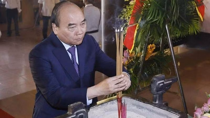 President Nguyen Xuan Phuc offers incense to President Ho Chi Minh at the late leader's monument in Thanh Hoa city. (Photo: VNA)
