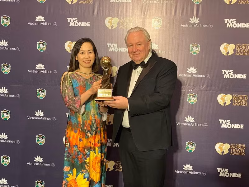 Director of Da Nang City Tourism Department receives the award. (Photo: baodautu.vn)
